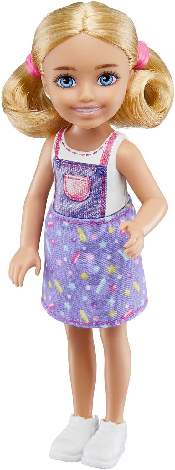 Barbie-Schwestern Backspielset mit Barbie-Puppe & Chelsea-Puppe, Küchenutensilien, Geschirr und über