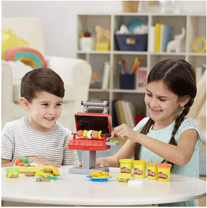 Play-Doh Kitchen Creations Grillstation Spielset für Kinder ab 3 Jahren mit 6 Farben und 7 Zubehörte