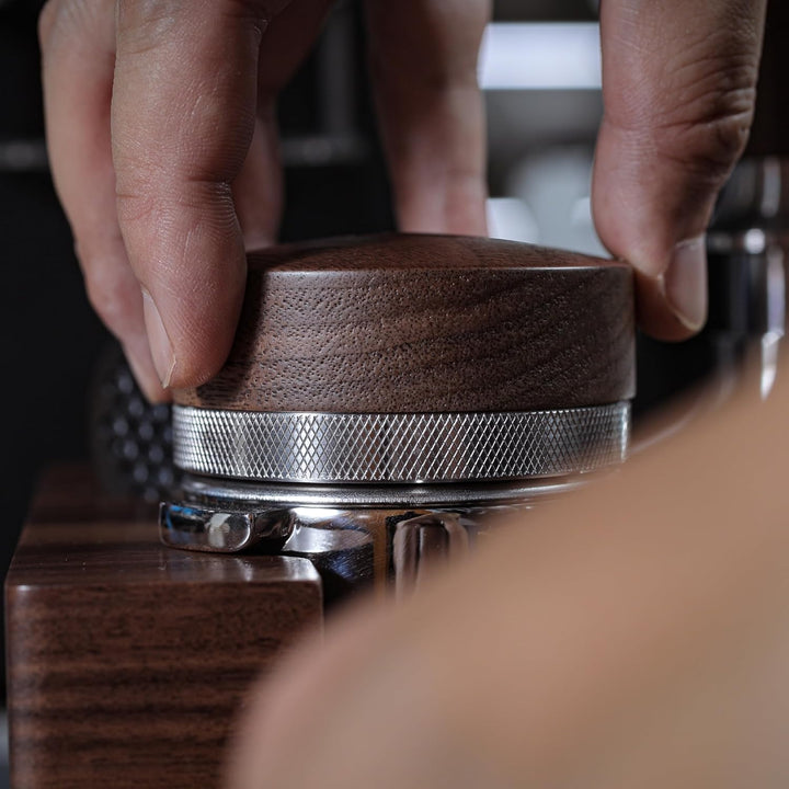 54mm Espresso Distributor – Verstellbarer Kaffee Leveler aus Edelstahl mit Walnussgriff, Passend für