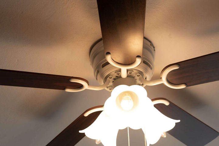 Pepeo - Kisa Deckenventilator mit Beleuchtung | Ventilator mit Zugschalter in Weiss mit Wendeflügeln