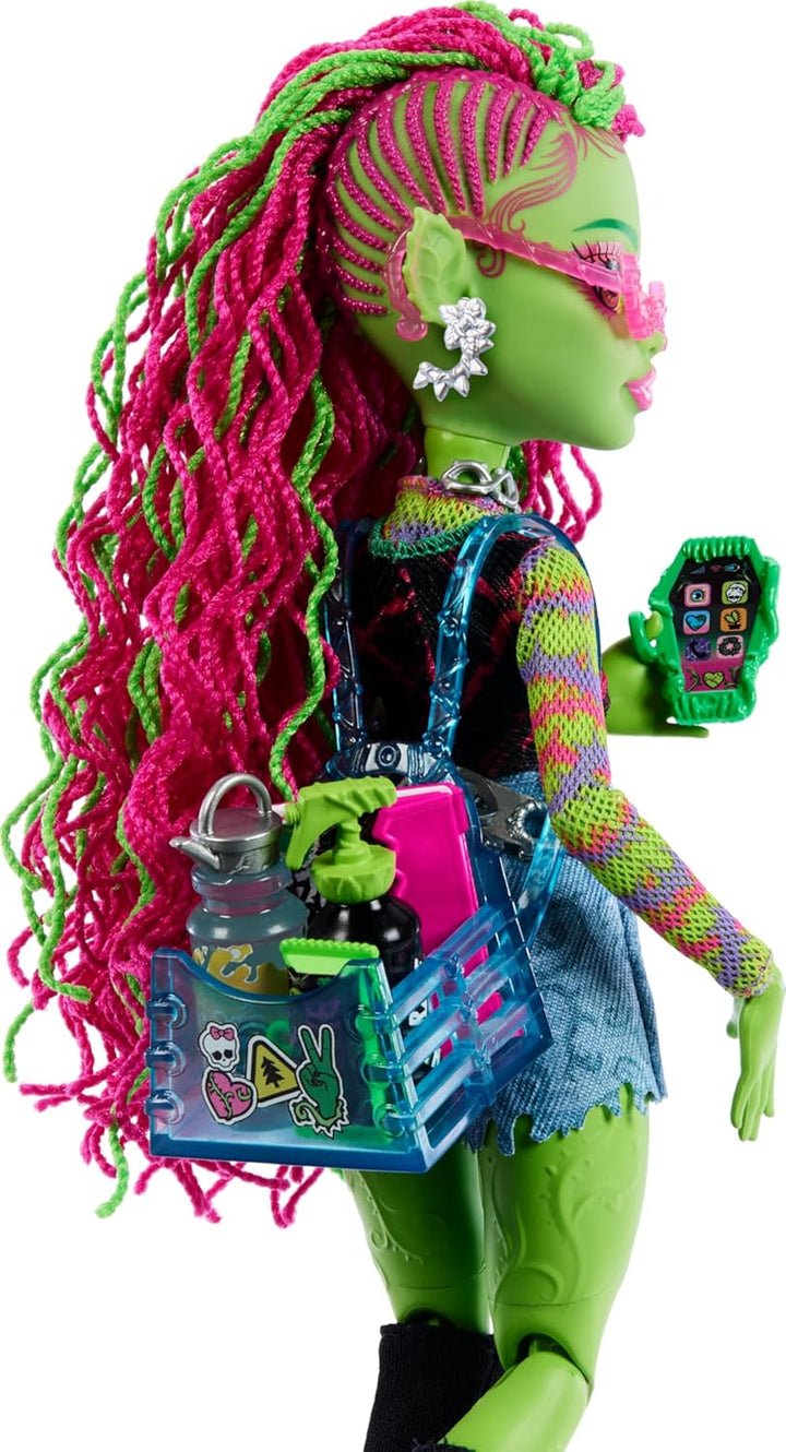Monster High Venus McFlytrap-Puppe mit Pflanzenmonstertier Katze Chewlian und Zubehör wie Rucksack,