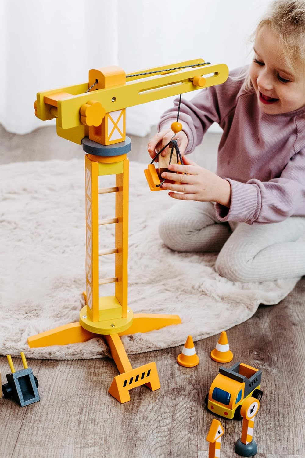 small foot Baukran mit Baustellenzubehör aus Holz, Spiel-Set für Kinder ab 3 Jahren, 12007, Baukran