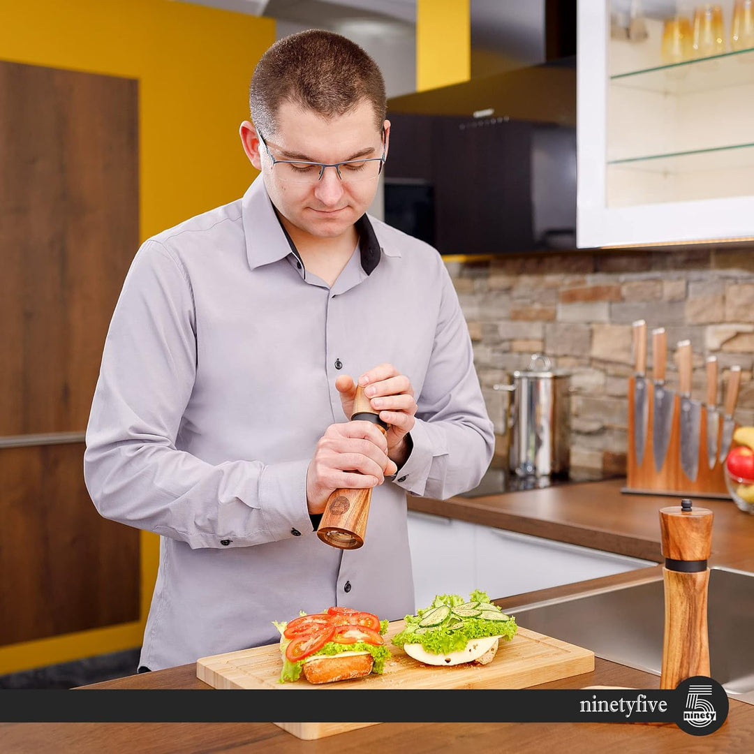 ninetyfive® edles Pfeffermühlen Set aus Holz | Salz und Pfeffermühle + Untersetzer und Einfülllöffel