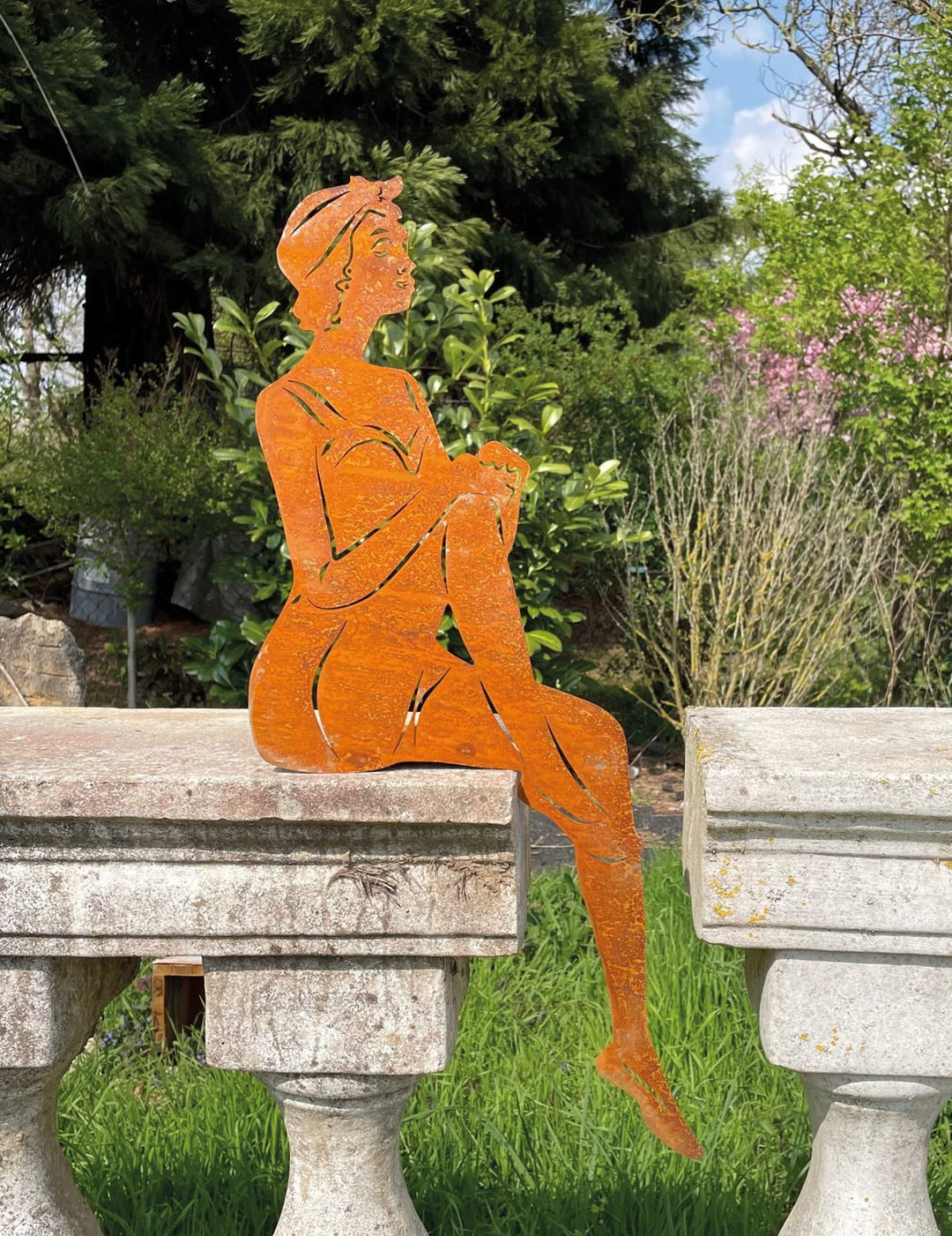 STEINFIGURENWELT GIEBEN Gartenfigur Dame im Badeanzug sitzend für Kante 60x23cm Kantensitzer Edelros