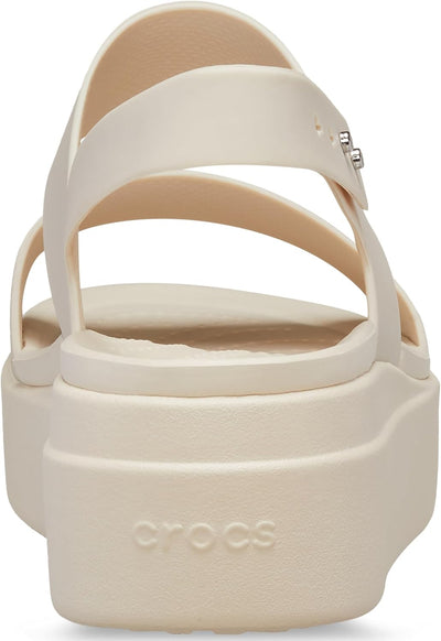 Crocs Damen Brooklyn Low Wedge Sandalen, 33/34 EU Sandstein