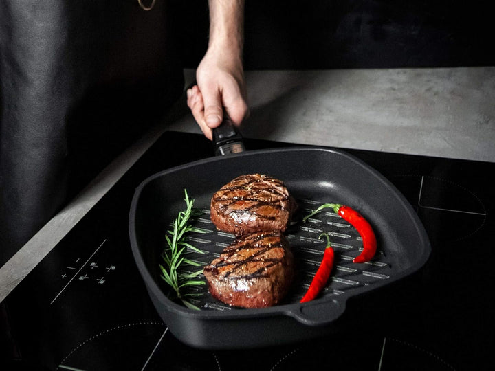 AMT Gastroguss E285BBQ Eckpfanne mit Rautengrillboden, 28 x 28 cm,Schwarz 28 cm x 28 cm, 28 cm x 28
