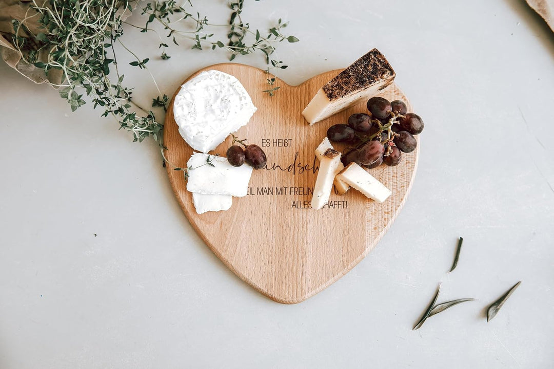 Schneidebrett Herz Buche mit Gravur personalisiert Mit Gravur (Abb.) 24L x 22B cm, Mit Gravur (Abb.)
