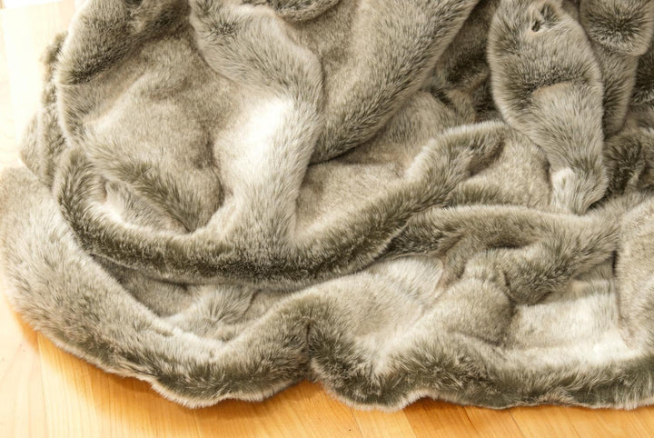 Wohnen & Accessoires GmbH & Co. KG Felldecke, Fellimitat 5 Grössen, Webpelzdecke, Grauwolf mit grau-