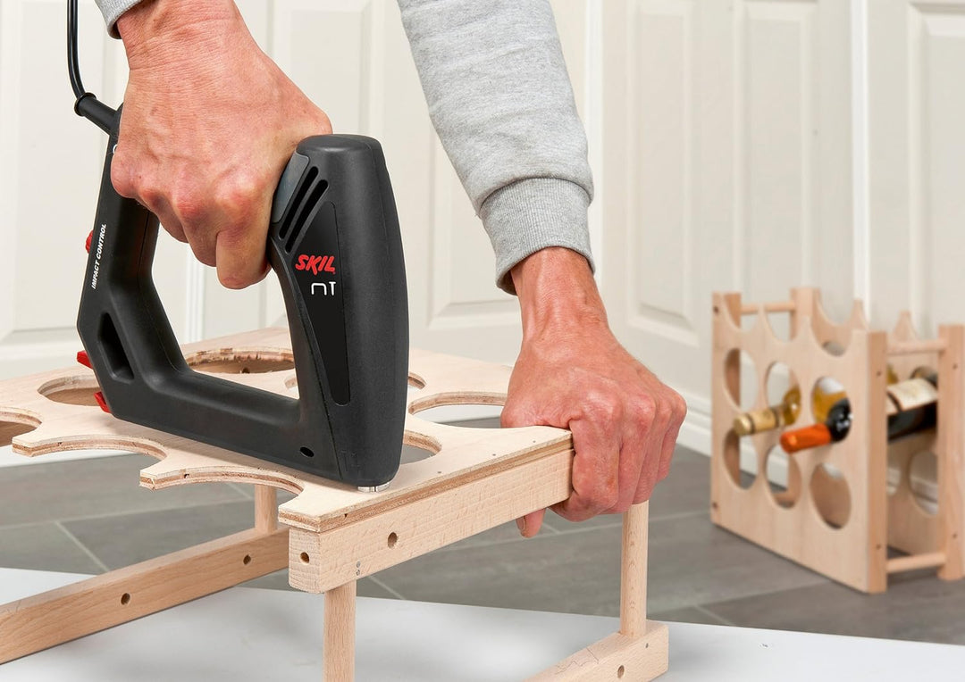 Skil Tacker 8200 AC (Elektrotacker, Elektronagler, für Nägel + Klammern bis 16 mm, Kabellänge 6 Mete