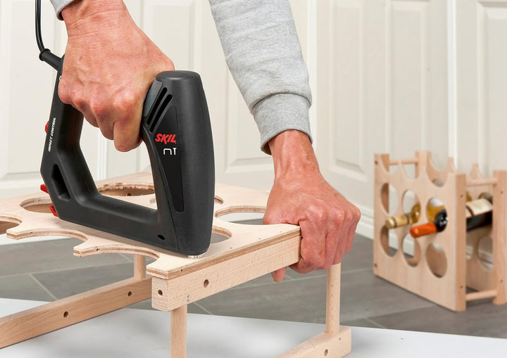 Skil Tacker 8200 AC (Elektrotacker, Elektronagler, für Nägel + Klammern bis 16 mm, Kabellänge 6 Mete