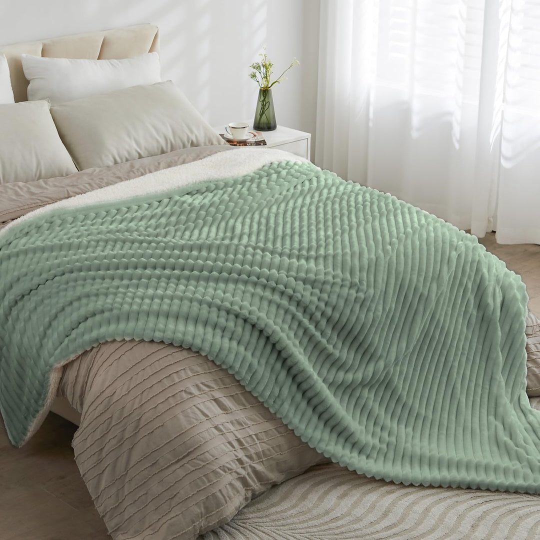 BEDELITE warme Decke Sherpa Kuscheldecke Flauschig Salbeigrün XXL 220x240 | dicke Deko Fleecedecke,