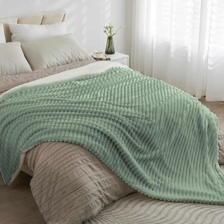 BEDELITE warme Decke Sherpa Kuscheldecke Flauschig Salbeigrün XXL 220x240 | dicke Deko Fleecedecke,