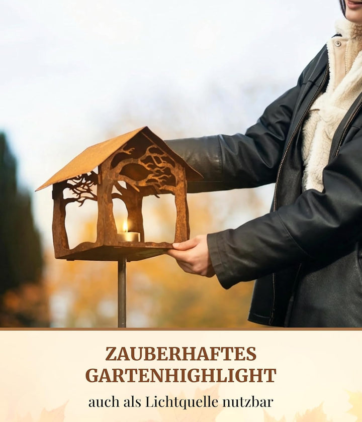 Vogelhaus Woodland auf Stab (20x20x25) - wetterfest - charmantes Rostdesign - Flexibel mit Fenstern