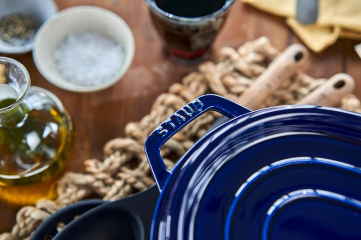 STAUB Gusseisen Bräter/Cocotte, Oval 29 cm, 4,25 L, Aromaregen Funktion, Für alle Herdarten geeignet