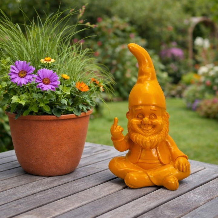 Lustiger Gartenzwerg für aussen mit Mittelfinger in modernen Farben - 21 cm gross - Gartenfiguren fü