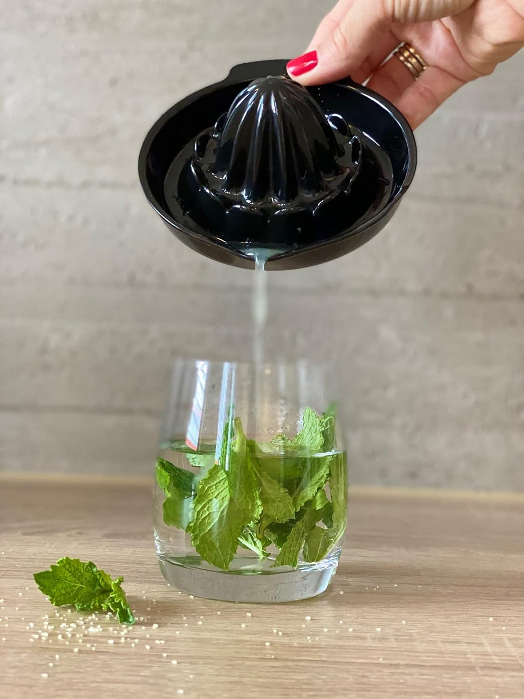 BranQ - Home essential Zitruspresse aus Tritan, BPA-freier, Schwarz, Masse: 13 x 14,5 x 7 cm, 590109