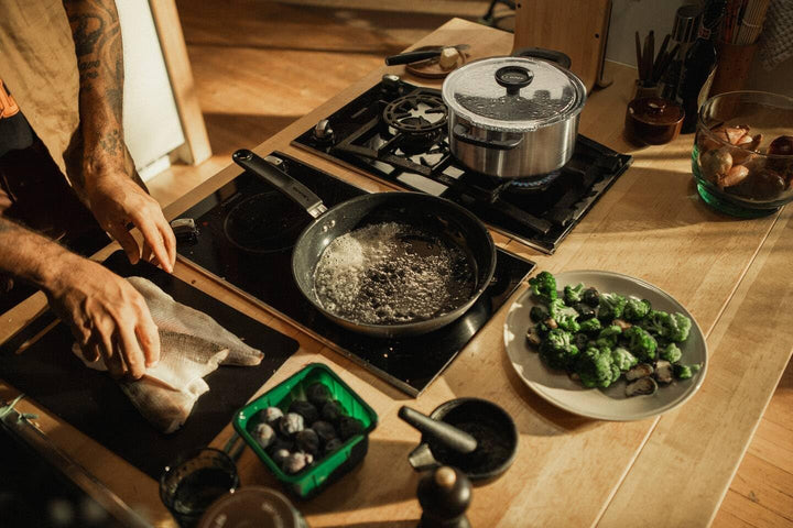 Fiskars Bratpfanne, Ø 26 cm, Beschichtete Pfanne, Für alle Kochfelder geeignet, Recycelter Edelstahl