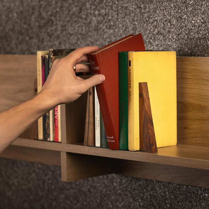 TILISMA Buchstützen für Regale – Handgefertigte Buchstützen aus Holz mit Metallsockel, Walnussbaum –