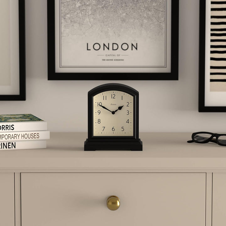 JONES CLOCKS® Tavern Kaminuhr | Modernes Bogenoberdesign | Schwarz | Zeitgenössischer klassischer St
