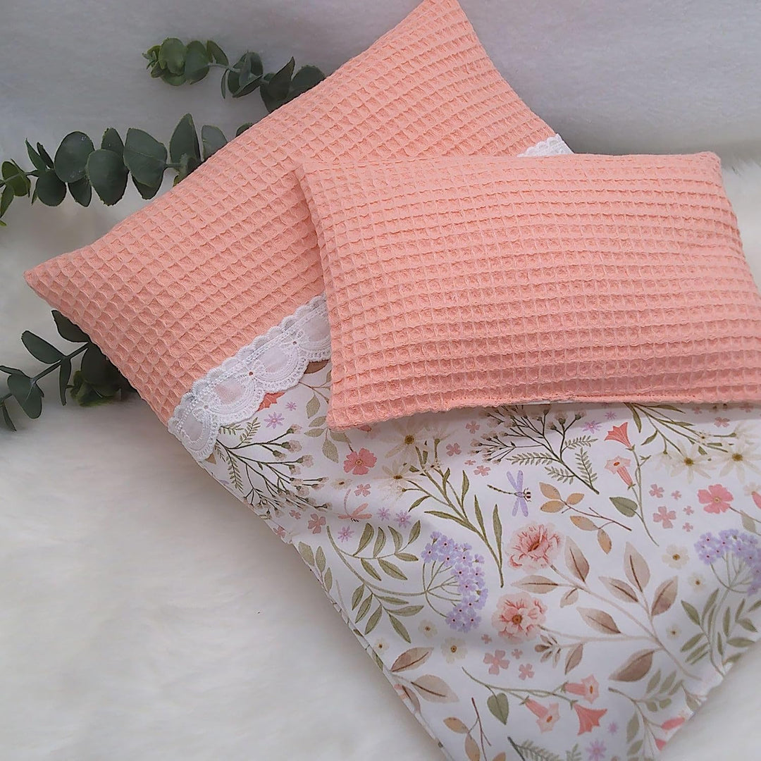 Handgefertigte Puppenbettwäsche, verschiedene Farbkombination, Floral-Streifen Design mit Stickerei