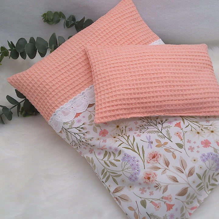 Handgefertigte Puppenbettwäsche, verschiedene Farbkombination, Floral-Streifen Design mit Stickerei