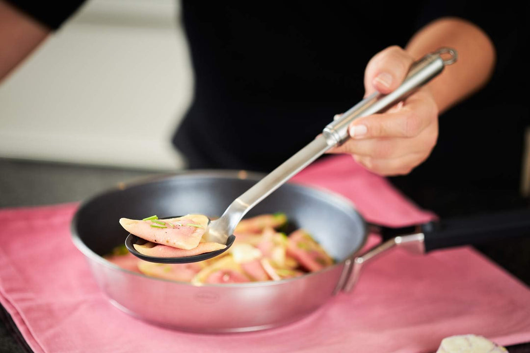 RÖSLE Giesslöffel Silikon, Hochwertiger Saucenlöffel mit Silikonrand und Rundgriff, Edelstahl 18/10,