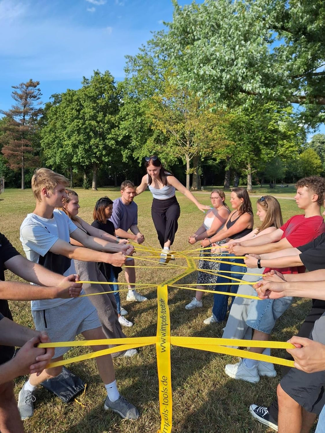 TEAM SLACKLINE - ein Teamspiel für mehr Balance, Vertrauen und Koordination