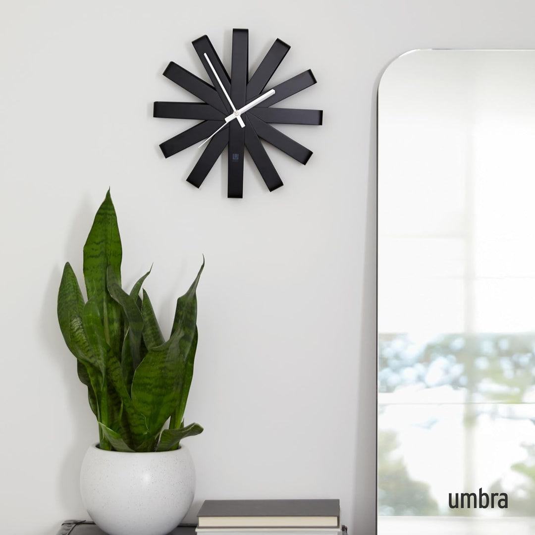 Umbra Ribbon Wanduhr, Moderne Quarz Wanduhr aus gebogenem Metall für Küche, Büro und Schlafzimmer, 3