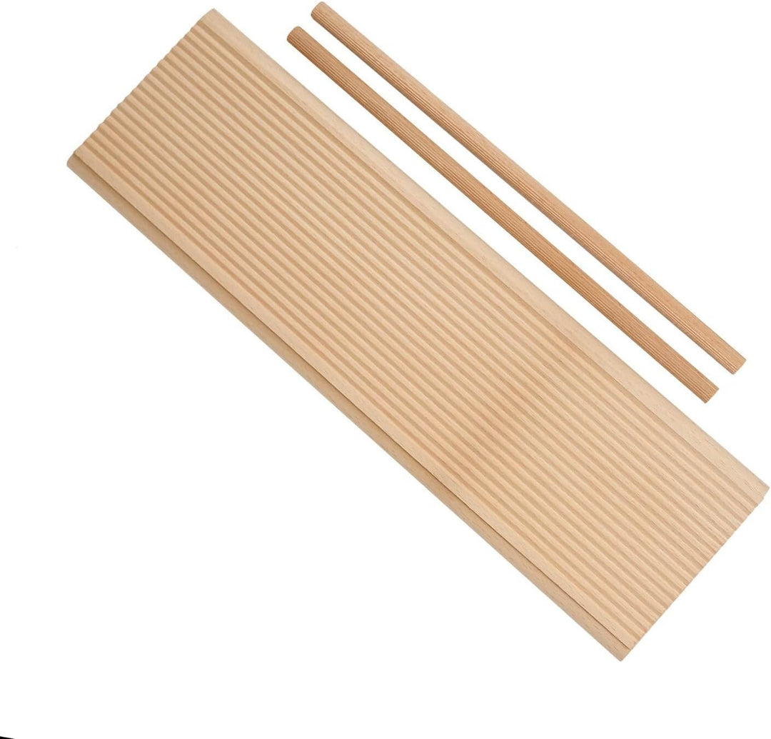 Rigagnocchi aus Holz oder Schneidebrett Reihe Garganelli und Knödel mit Fermo und zwei kleinen Essst