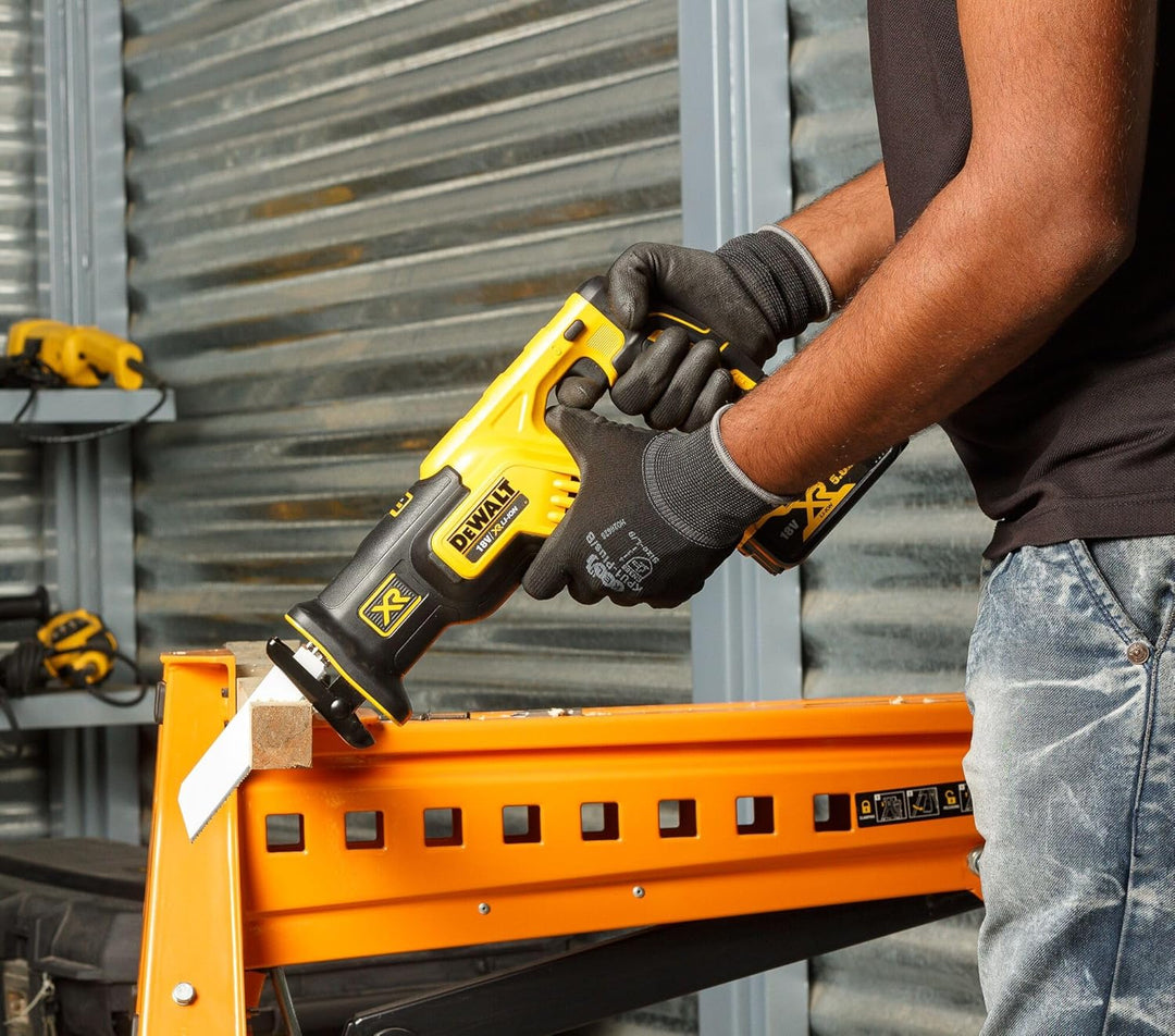 DeWalt Akku-Säbelsäge/ Reciprosäge (18 Volt, extrem Kompakt, handlich, lange Laufzeit und Lebensdaue