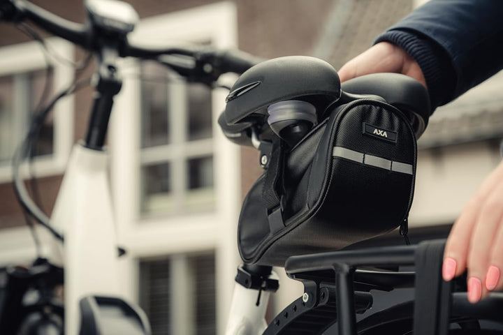 AXA Satteltasche – Fahrradtasche zur Befestigung am Sattel – Wasserdicht, Reflektierend, Multifunkti