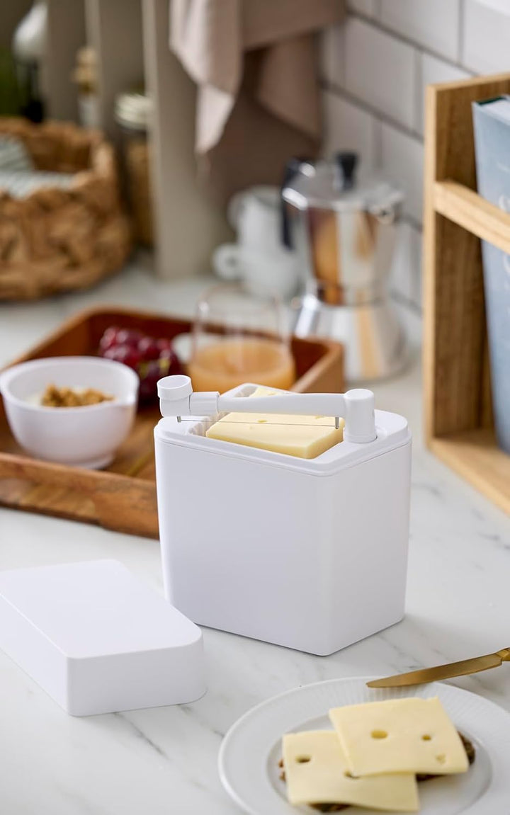Rosti Classic Käsebox mit Deckel und integriertem Käseschneider, Käseaufbewahrungs Box für Kühlschra