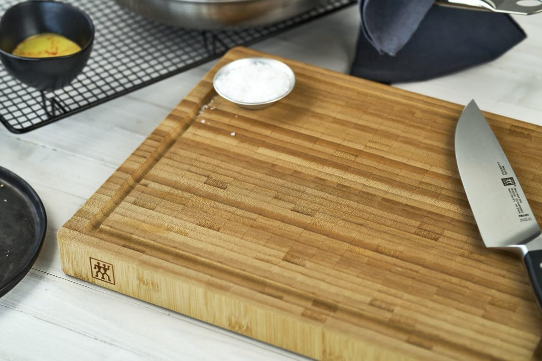 ZWILLING Schneidbrett aus massiven Bambusholz mit Saftrille, beidseitig nutzbar, gross, 42 x 31 cm 4