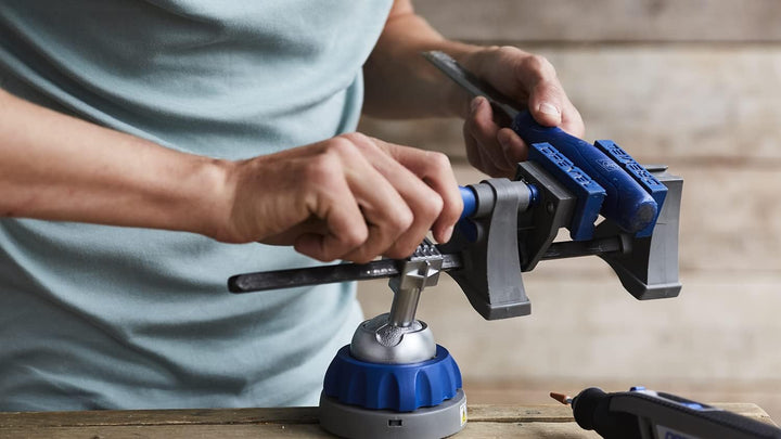 Dremel 2500 Multi Vise - Multi Schraubstock (mit Abnehmbare Soft-Spannbacken und Werkzeugständer-Ada