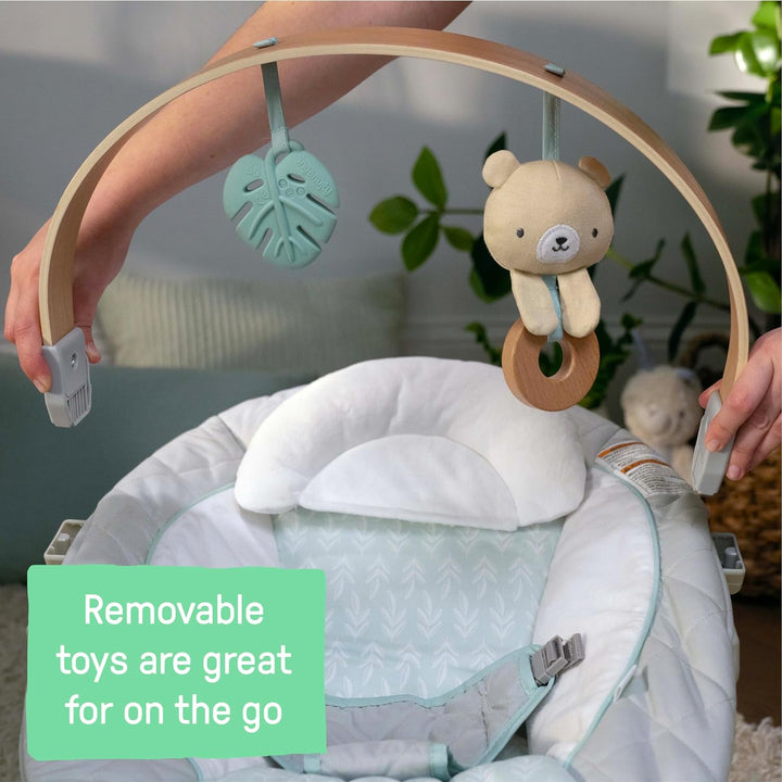 Ingenuity Cozy Spot beruhigende Babywippe mit Holzspielzeugbogen, Naturkautschuk-Spielzeug, Sicherhe