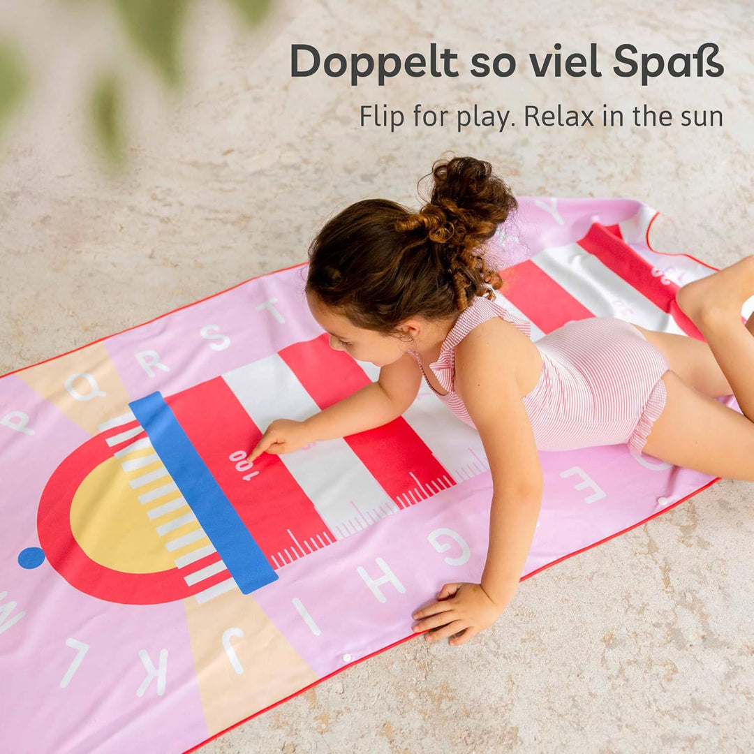 Quut – Strand-/Poolhandtuch für Kinder mit Spiel – Ultraschnell trocknende Mikrofaser, sandfrei – ko