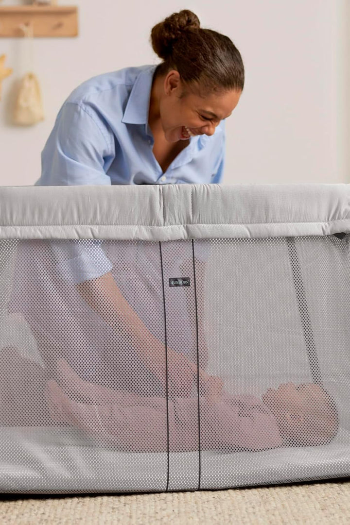 BabyBjörn Reisebett Light mit Spannbetttuch für Reisebett Light, Silber Silber Einfarbig, Silber Ein