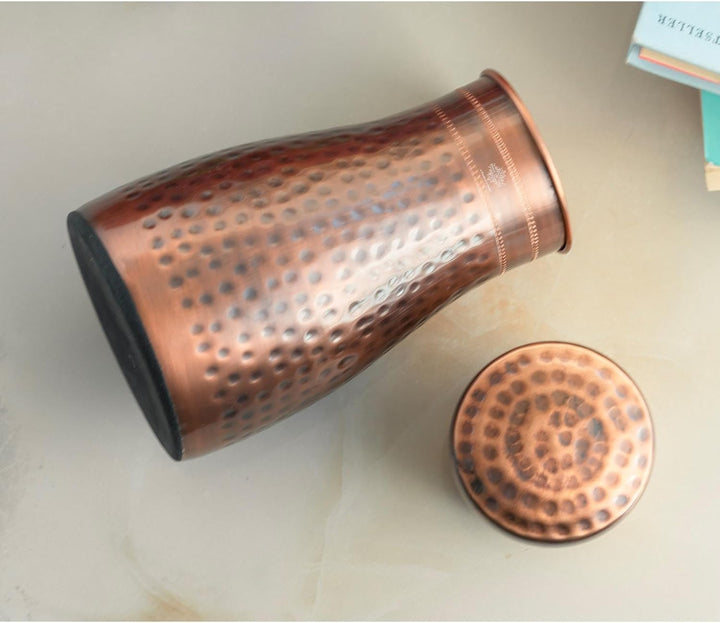 INDIAN ART VILLA Pure Copper Schlafzimmer Wasserflasche mit eingebautem Glas, gehämmertes Antik-Desi
