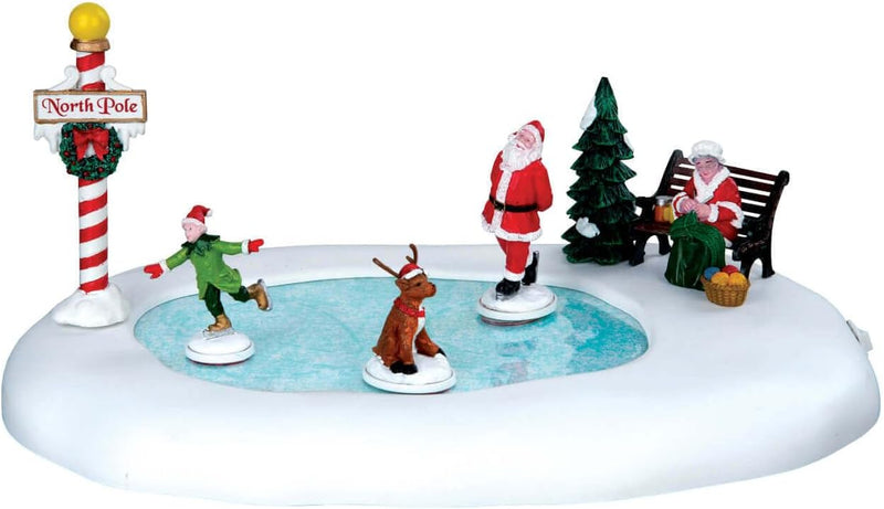 Lemax - North Pole Ice Follies - Breite 28,5cm - Animierte Weihnachtsfiguren auf Eis - Batteriebetri