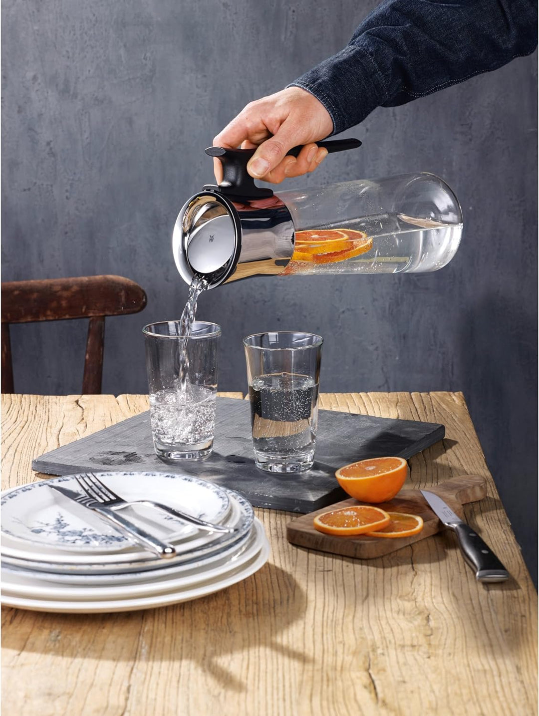 WMF Basic Wasserkaraffe mit Griff 1,5 liter, Glaskaraffe mit Deckel 1,5 l, Silikondeckel, CloseUp-Ve