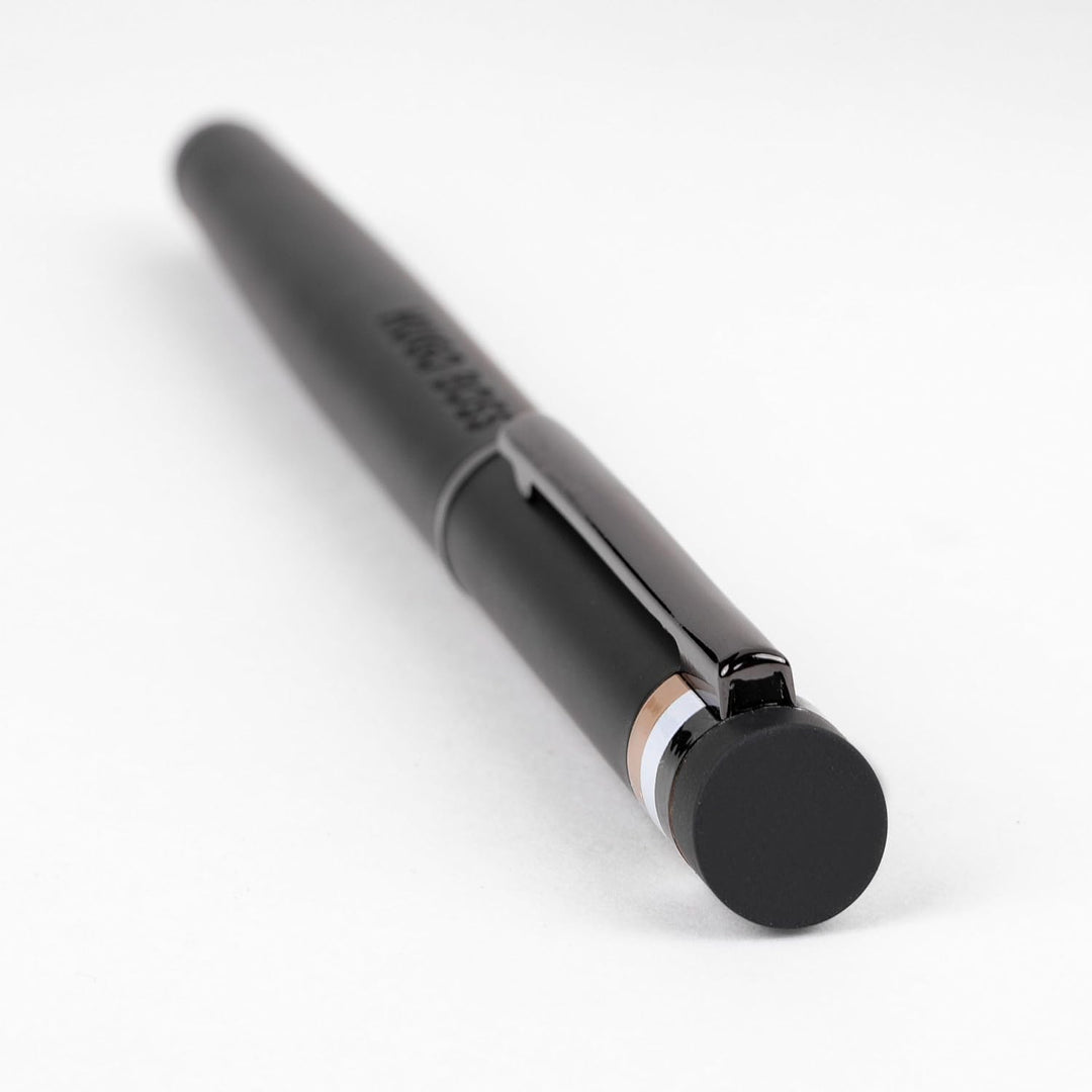 Hugo Boss Loop Iconic Füllfederhalter aus Messing in der Farbe Schwarz, Länge: 14,7cm, Federstärke: