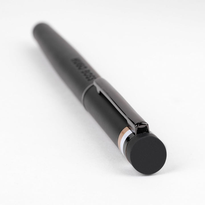 Hugo Boss Loop Iconic Füllfederhalter aus Messing in der Farbe Schwarz, Länge: 14,7cm, Federstärke:
