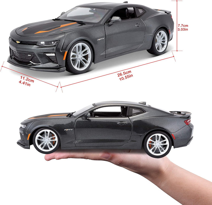 Maisto Chevrolet Camaro zum 50. Jubiläum, Modellauto mit Federung, Massstab 1:18, Türen und Motorhau