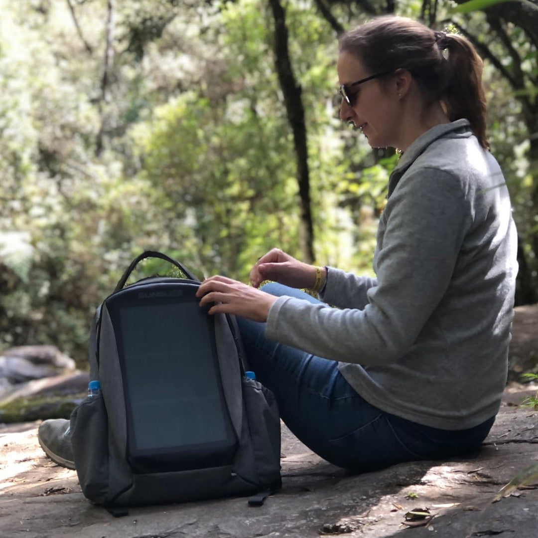 Wasserdichter Laptop Rucksack mit intergriertem Solar Paneel, Outdoor Backpack Tasche für Damen und