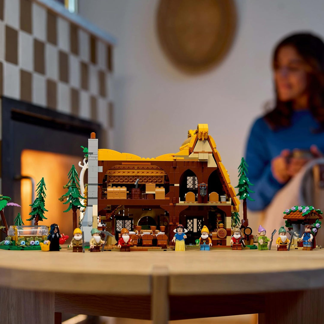 Lego Konstruktionsspielzeug Disney Die Hütte von Schneewittchen und den Sieben Zwergen 43242 Schneew
