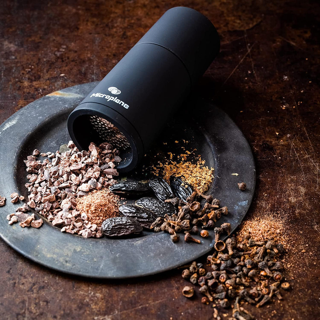 Microplane Gewürzmühle Schwarz für Muskatnuss, Zimt, Tonkabohnen, Langpfeffer und andere getrocknete