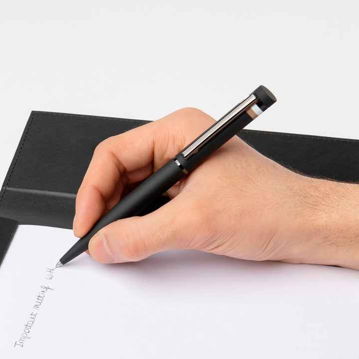 Hugo Boss Loop Iconic Kugelschreiber aus Messing und Gummi in der Farbe Schwarz, Länge: 14,6cm, Mine