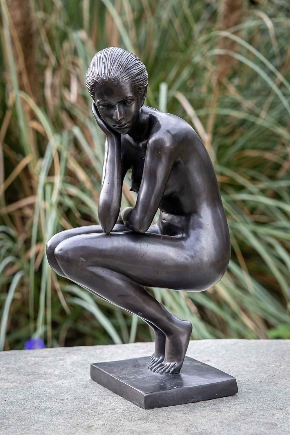 IDYL Bronze-Skulptur Eine hockende Frau | 37x15x19 cm | Klassische Bronze-Figur handgefertigt | Gart