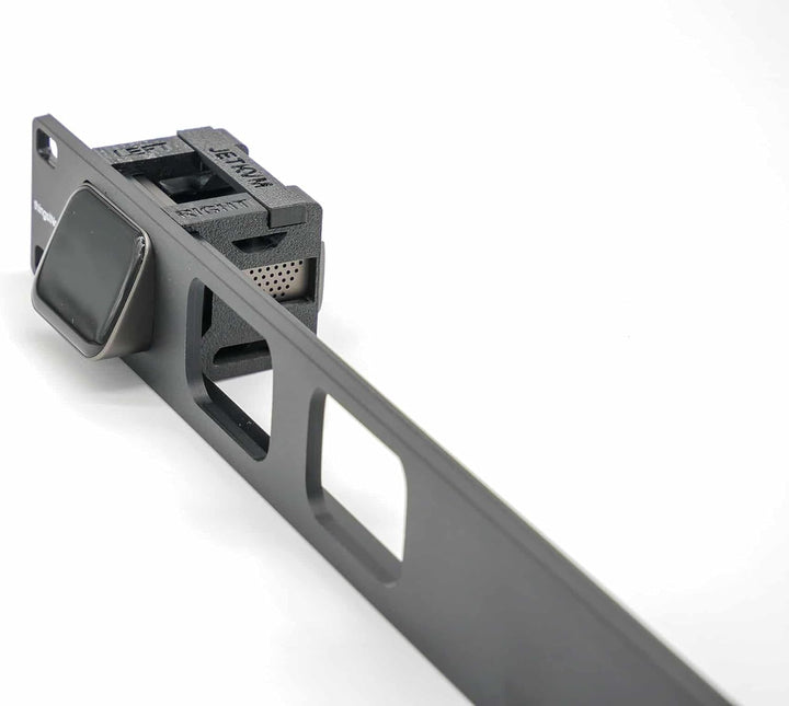 Rackhalterung für 3 Stück JetKvm - 2 Abdeckplatten