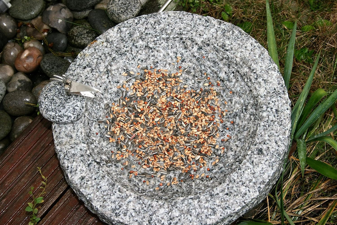 Gebrüder Lomprich Vogelbad aus Granit (mit 1 Vögele am Rand sitzend), mit 1 Vögele am Rand sitz